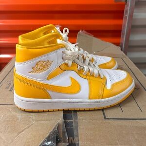Wmns Air Jordan 1 Mid 'University Gold'